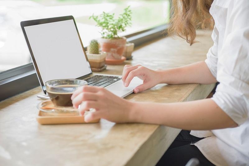 Eine Frau arbeitet mit einem Laptop.