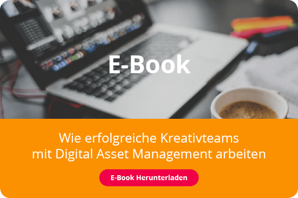 Deckblatt eines E-Books: Auf einem Schreibtisch steht neben einem Laptop eine Kaffeetasse.