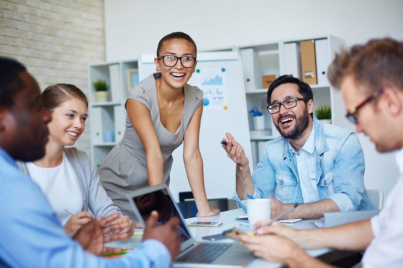 Eine Gruppe junger Mitarbeiter in einem modernen Büro hält eine Besprechung zum Thema Content Marketing ab.