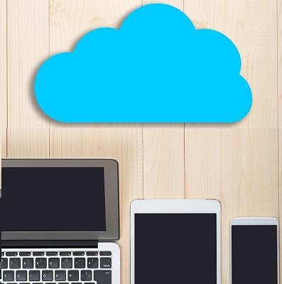 Abbildung mehrerer Computer und Mobilgeräte unter einer Wolke.
