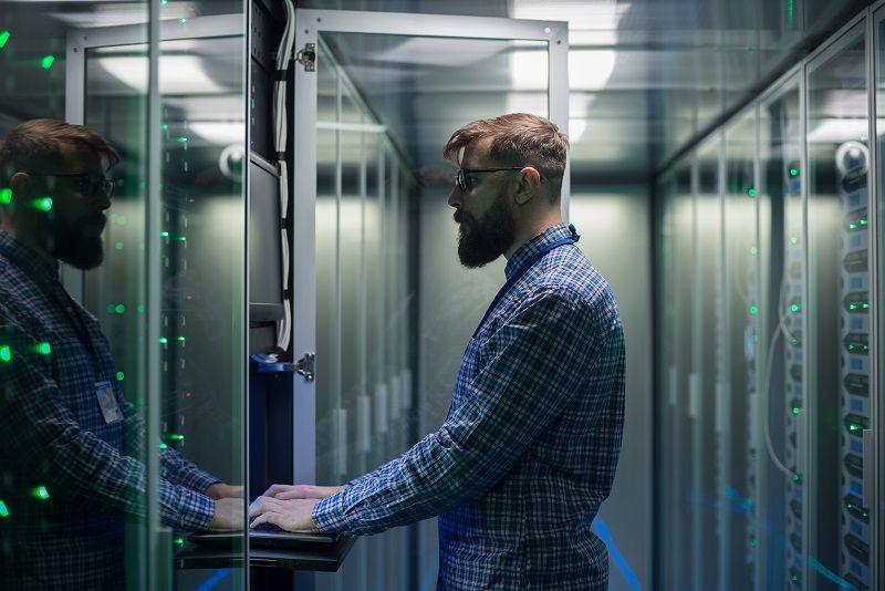 Ein Mann arbeitet im Rahmen einer Data Storage Solution an einem Server.