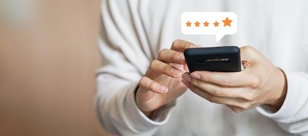 Ein Kunde verwendet ein Smartphone.