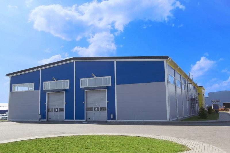 A picture of a large warehouse.