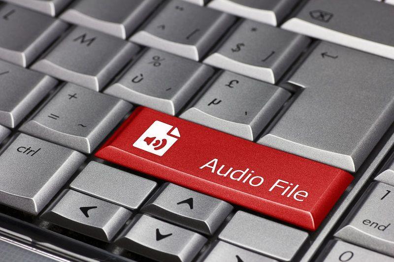 Eine Tastatur, auf der eine Taste mit dem Wort 'Audiodatei' beschriftet ist.