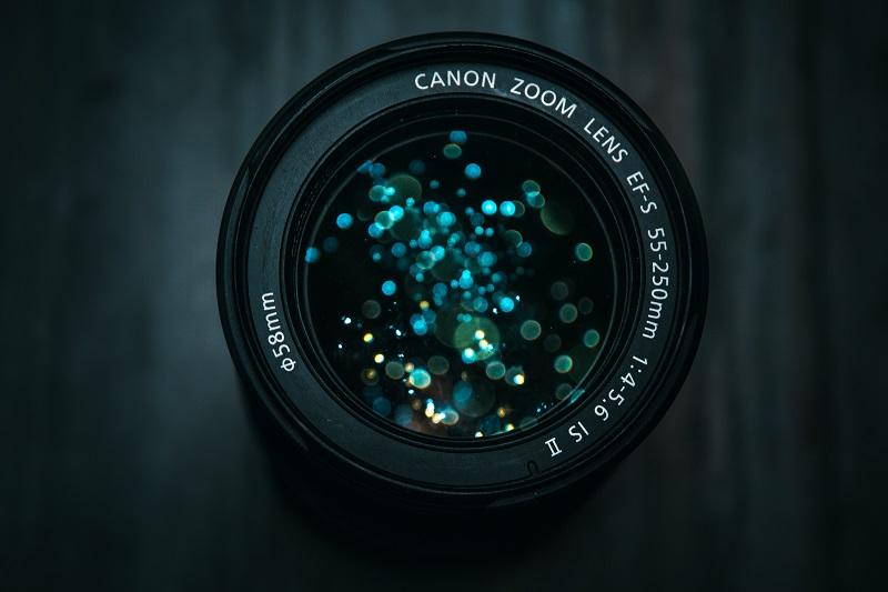 A picture of a Canon camera lens.