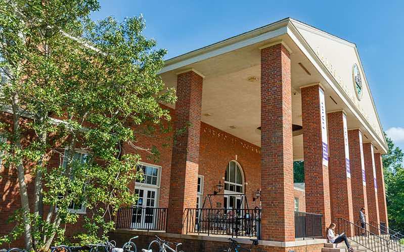 Ein Foto der Bibliothek der Furman University.