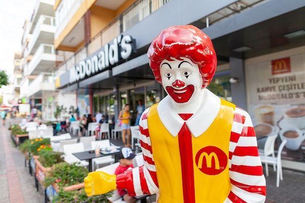 Eine Figur von Ronald McDonald auf einem Bürgersteig.