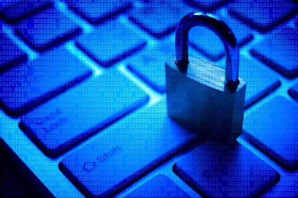 Auf einer Tastatur steht ein Vorhängeschloss.