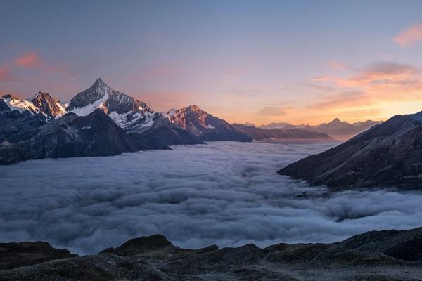 Ein Foto von einer Bergkette.