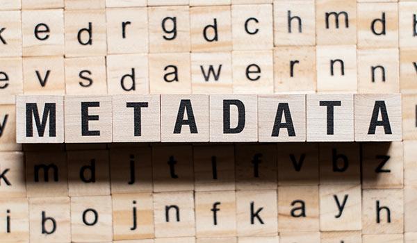Das Wort 'Metadaten' wird aus hölzernen Bauklötzen gebildet.