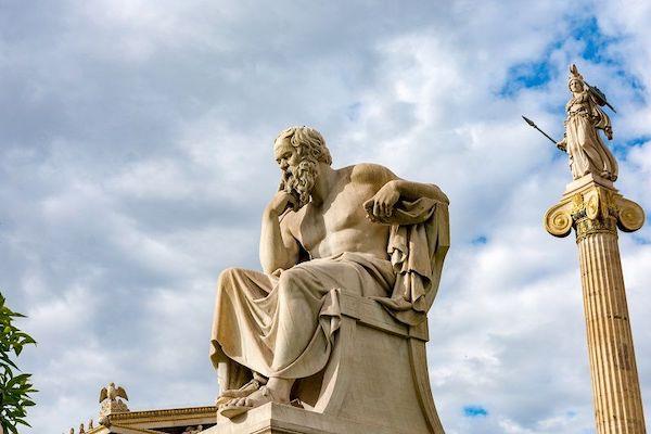 Die Abbildung einer Statue eines Mannes.