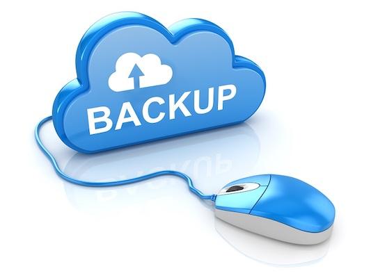 Eine Wolke, an der eine Computermaus befestigt ist, was symbolisch für eine cloud-basierte Datensicherungssoftware steht.
