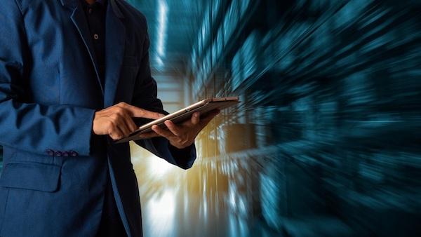 Ein Mann hält ein mobiles Gerät, das im Fokus des Enterprise Mobility Management steht.
