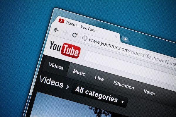 Ein Screenshot eines Webbrowsers, in dem YouTube verwendet wird.