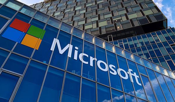 Ein Gebäude mit dem Symbol von Microsoft.