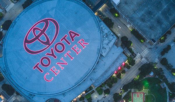 Das Logo von Toyota auf dem Dach einer Arena.