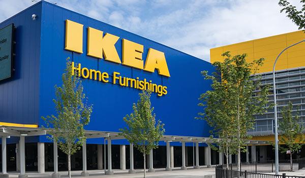 Die Fassade eines IKEA-Gebäudes.