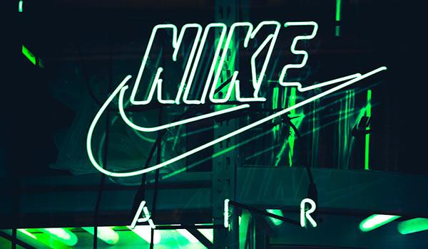 Der Slogan von Nike auf einer Leuchtreklame.
