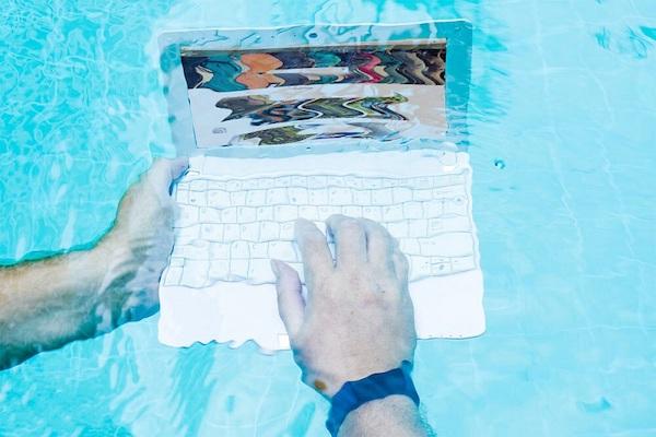 Ein Laptop unter Wasser.