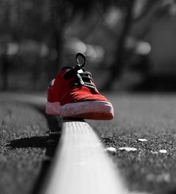 Ein bunter Schuh vor schwarz-weißem Hintergrund.