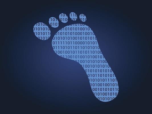Ein digitaler Fußabdruck, der Binärcode enthält.