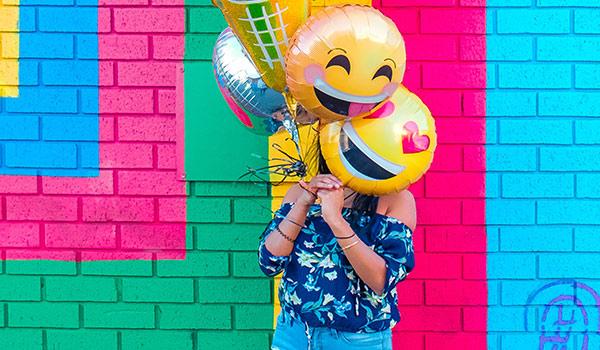 Luftballons mit Smileys als Gesichtern.