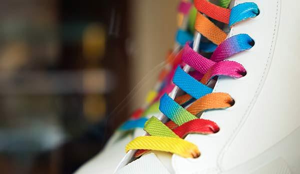 Ein paar Schuhe mit bunten Schnürsenkeln.