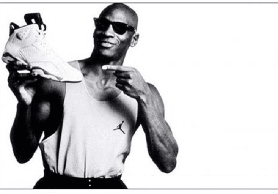 Michael Jordan mit einem Schuh von Nike in der Hand, das wahrscheinlich bekannteste Co-Branding.