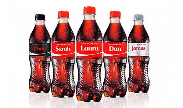 Coca-Cola-Flaschen mit personalisierten Etiketten.