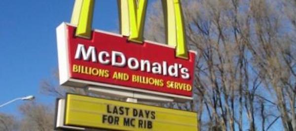 Ein Werbeschild von McDonald's informiert darüber, dass der McRibs nur noch begrenzt verfügbar ist.