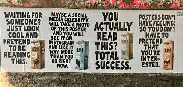 Ein Werbeplakat für Oatly im Außenbereich.