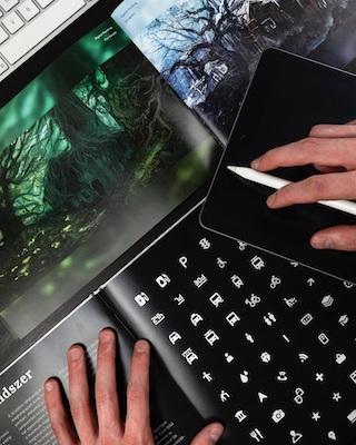 Eine Person betrachtet Muster auf einem Tablet-PC.