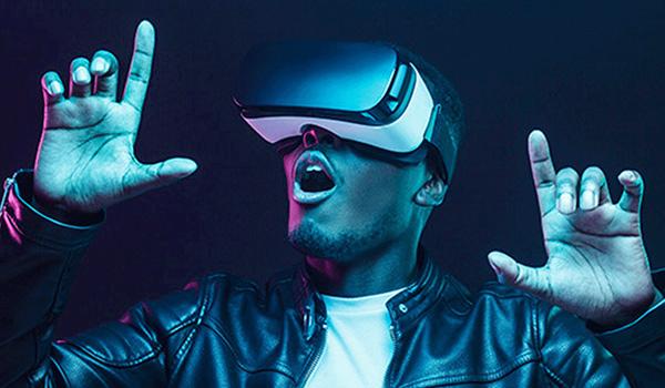 Eine Person benutzt ein VR-Headset.