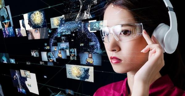 Eine Frau mit einer Smart-Brille.