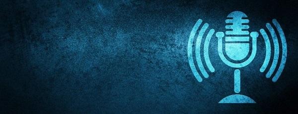 Ein blaues Mikrofon, beispielhaft für die Bedeutung guter Hardware für erfolgreiche Podcasts.