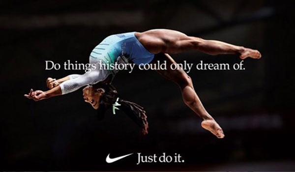 Eine Werbeanzeige von Nike mit einer Turnerin; ein weiteres der Beispiele für eine Markenpositionierung.