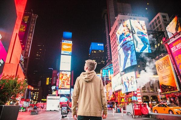 Ein Mann am Times Square.