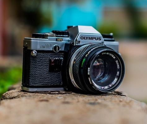Eine Olympus-Kamera im Freien.