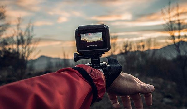 Eine GoPro-Kamera im Einsatz in freier Natur.