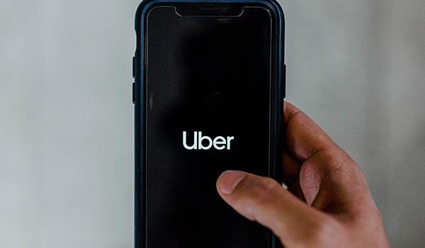 Ein Smartphone zeigt das Logo von Uber.