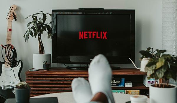 Eine Person schaut auf ihrem Fernseher Netflix.