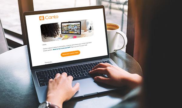 Eine Person liest eine Marketing-E-Mail.