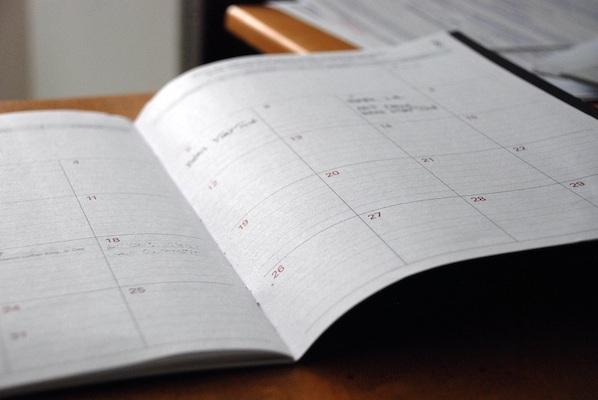 Ein geöffneter Kalender.