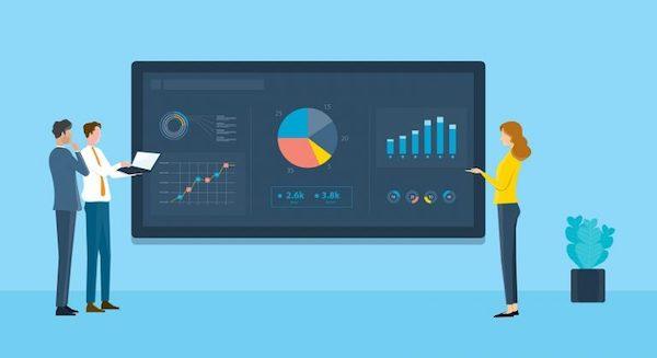 Marketingexperten stehen rund um einen Bildschirm voller Diagramme und Daten und besprechen, wie sie E-Mail-Kampagnen optimieren können.