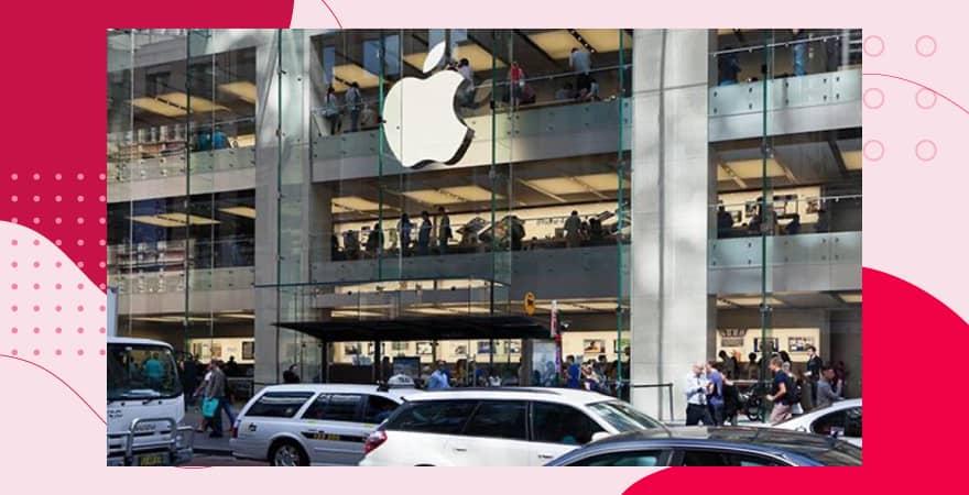 Eine Filiale von Apple an einer viel befahrenen Straße.