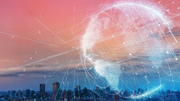 Ein digitaler Globus wurde über die Silhouette einer Stadt gelegt.