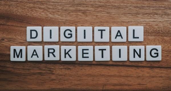 Buchstabenblöcke bilden das Wort Digitalmarketing.