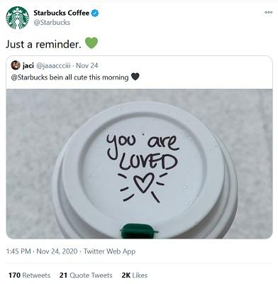 Ein Kaffeebecher von Starbucks mit Schrift auf dem Deckel.