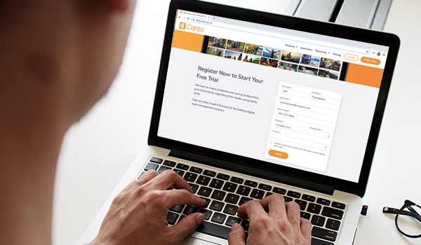 Registrierungsformular für die kostenlose Testversion von Canto auf dem Bildschirm eines Laptops.
