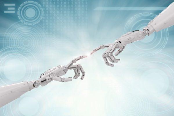 Zwei Roboterhände, die sich mit den Zeigefingern berühren.